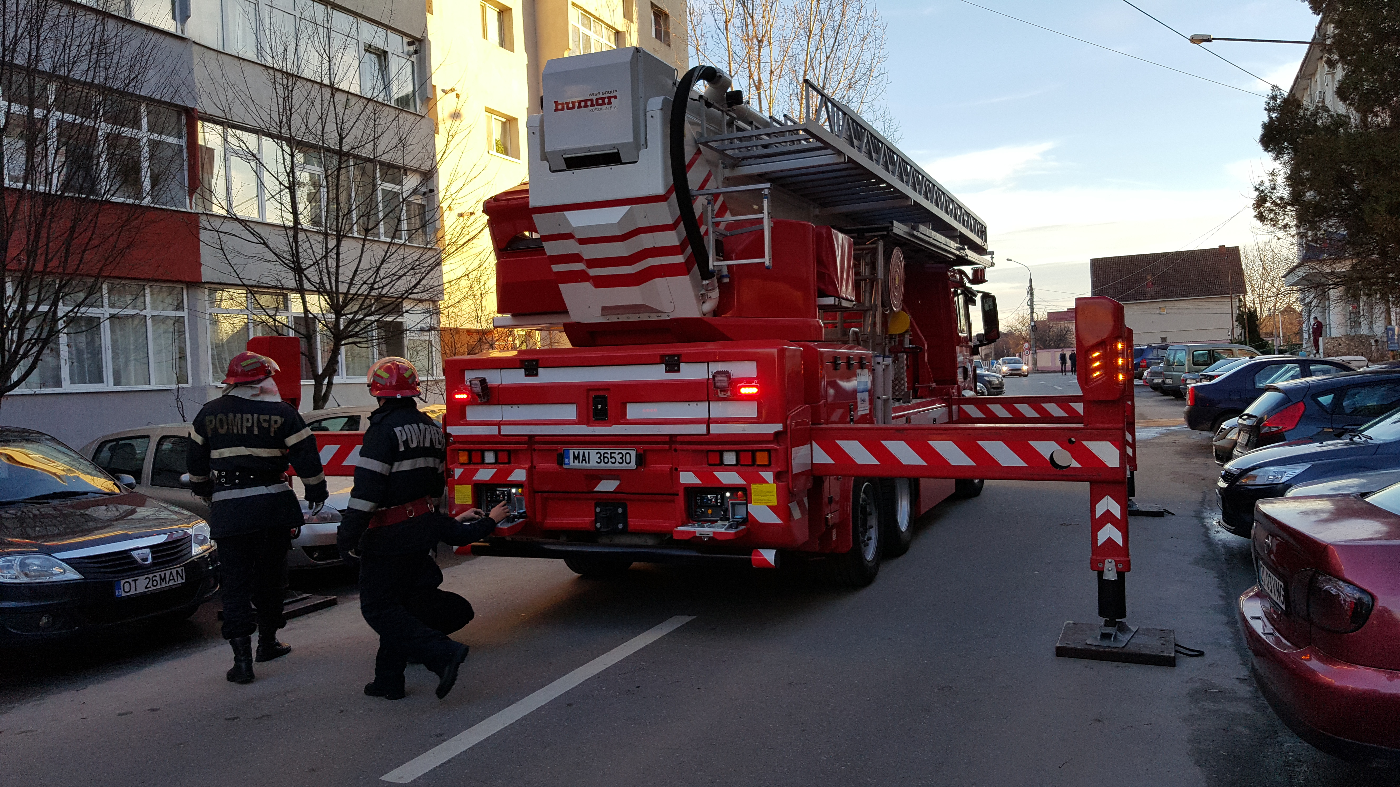 Desfăşurare impresionantă de forţe pentru salvarea unei pisici! GALERIE FOTO&VIDEO