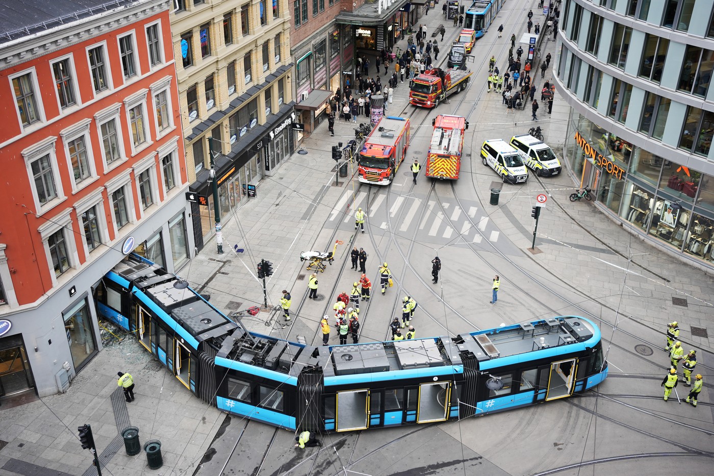 Un tramvai a deraiat la Oslo şi a intrat într-un magazin din centrul orașului. Patru oameni au fost răniți I VIDEO