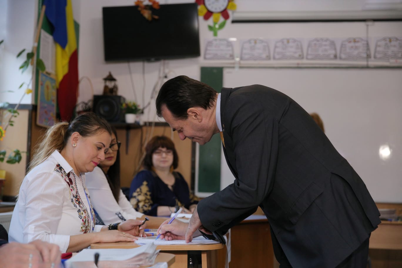 VIDEO | Ludovic Orban a votat în Dobroești la alegerile prezidențiale 2019. „Am votat pentru o Românie normală”