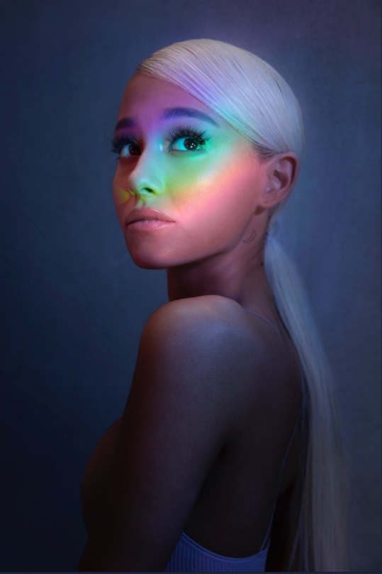 Ariana Grande se retrage din lumina reflectoarelor după turneul „Eternal Sunshine”. Decizia, luată după valul de comentarii despre aspectul ei fizic