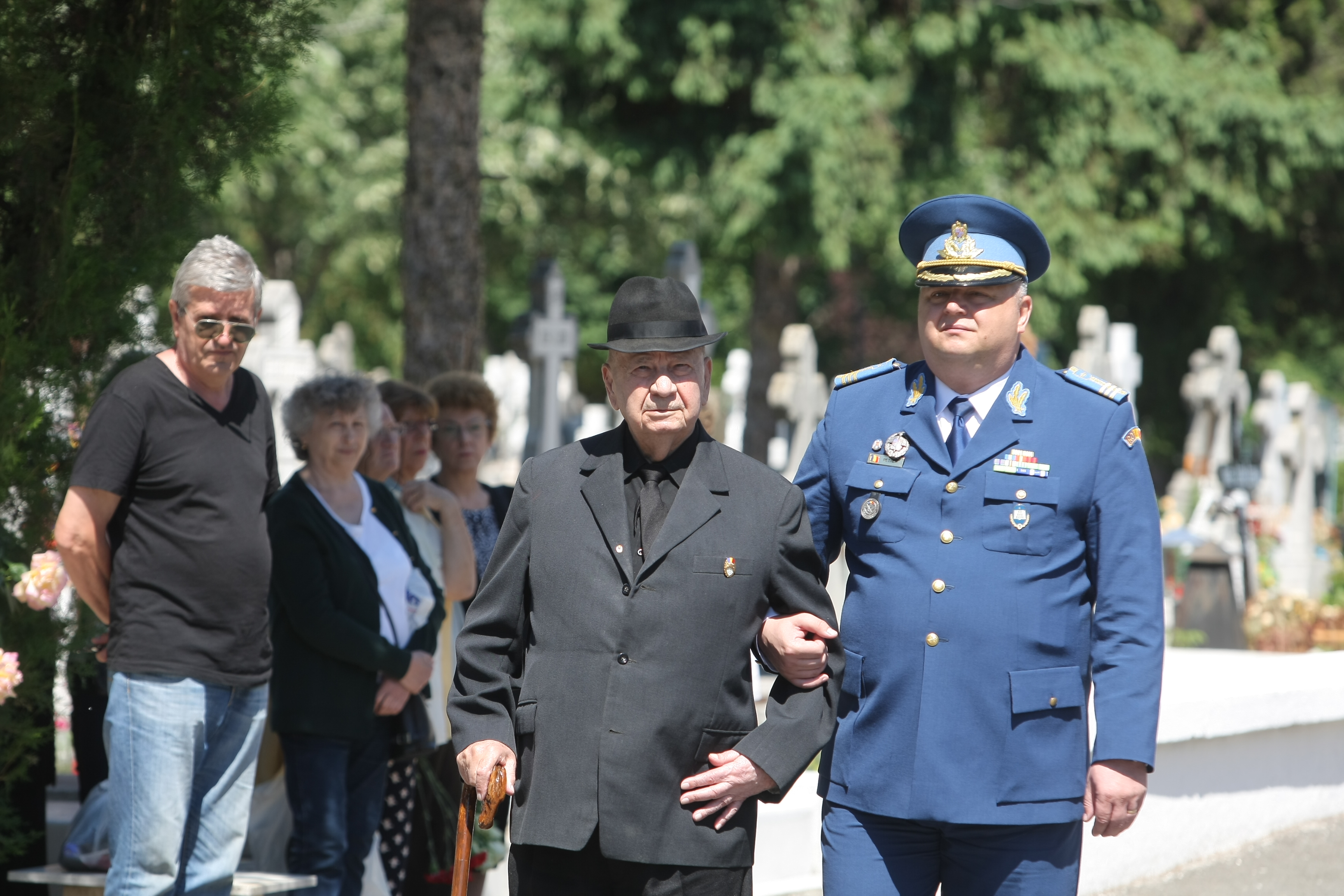 GALERIE FOTO&VIDEO/ Cristian Țopescu, înmormântat cu onoruri militare, la Cimitirul Ghencea Militar din București
