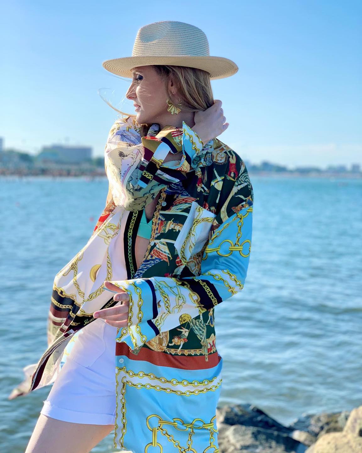 Alina Sorescu a fost la mare cu fetițele, în plin proces de divorț cu Alexandru Ciucu. Cum s-a afișat cântăreața