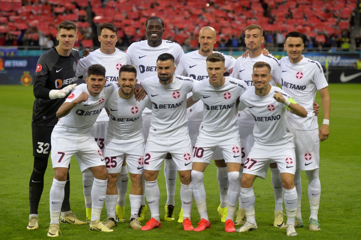 FCSB a primit trofeul de campioană a României în fața a peste 54.000 de spectatori, după ce a pierdut cu CFR Cluj
