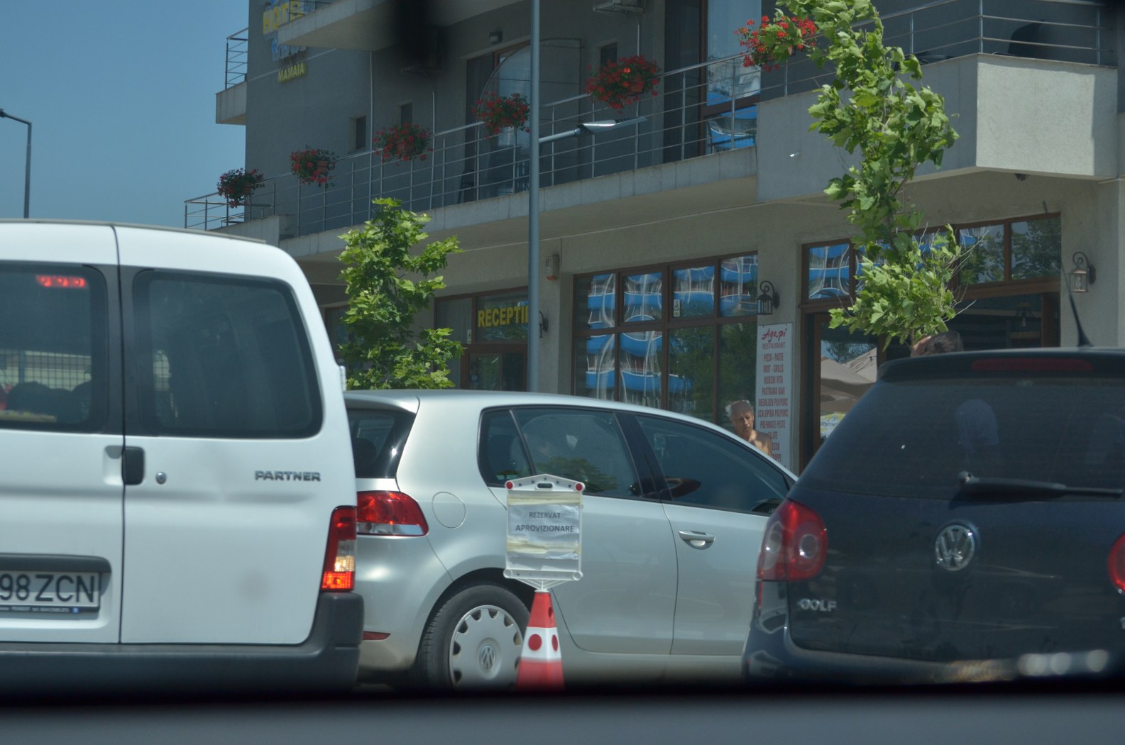 Apa mării, remediul perfect împotriva caniculei. S-au înghesuit la scăldat GALERIE FOTO