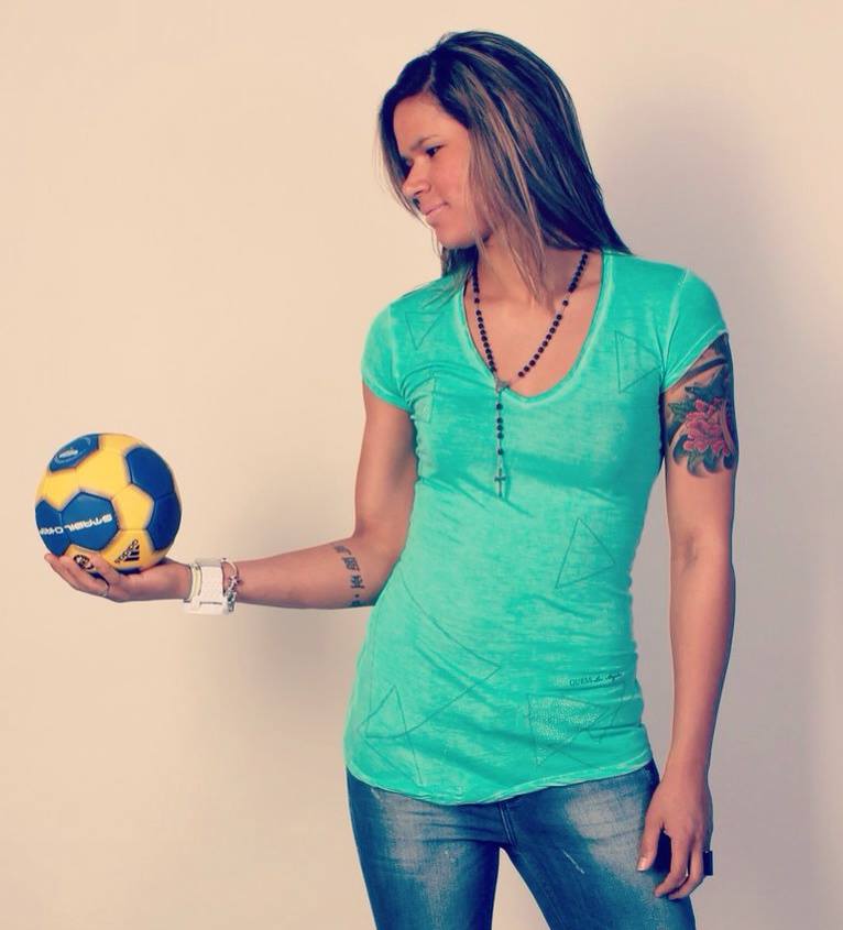 EXCLUSIV / Mayssa Pessoa, portărița braziliană de la CSM București, și-a tras verighetă, înaintea meciului decisiv de duminică. S-a logodit cu Nikki, iubita ei?