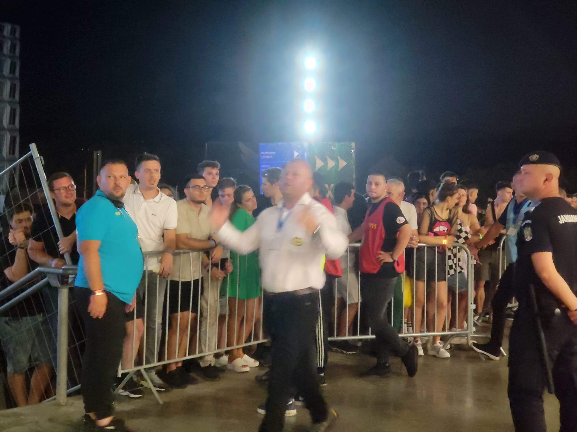Sute de fani nu au putut intra la concertul Imagine Dragons de la Untold. „Am venit cu fetița de la Craiova și am rămas afară. Am dat 3.000 de lei pe nimic”. Ce spun organizatorii. VIDEO