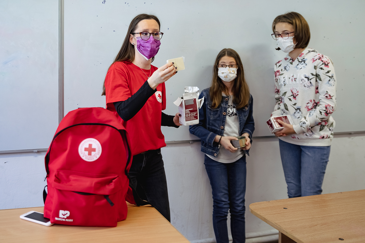 REPORTAJ. O tânără din București învață mii de copii și profesori ce trebuie să facă în caz de cutremur și cum să ofere primul ajutor. „Incendiul din Colectiv mi-a schimbat viața”