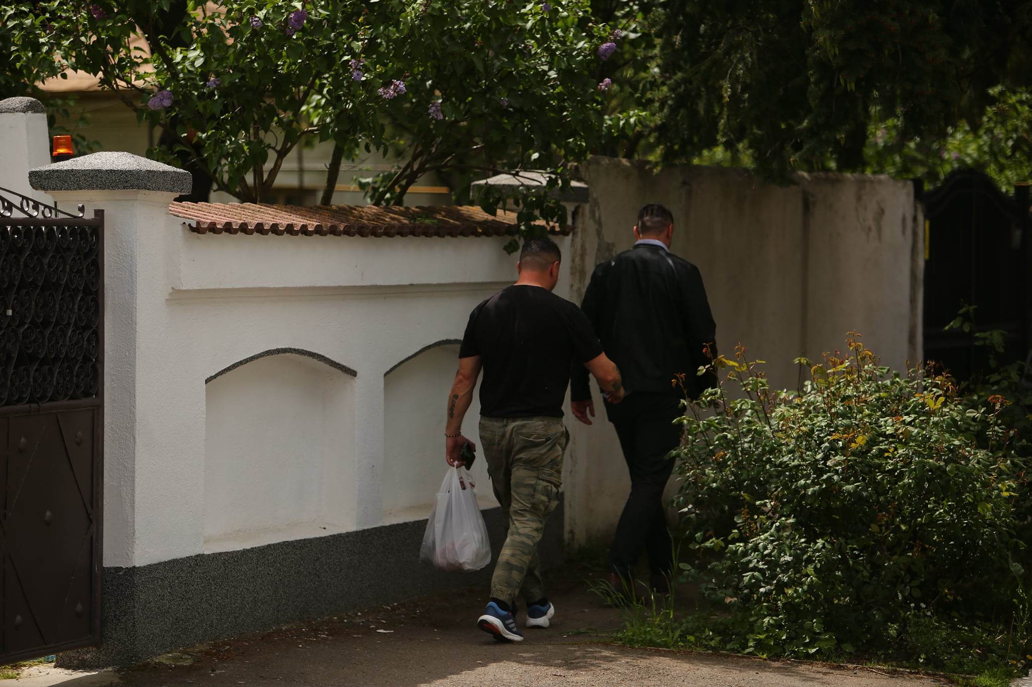 Copila de 5 ani ținută ostatică în casă de propriul tată, în Chiajna, a fost eliberată după 28 de ore. Cum s-au derulat negocierile