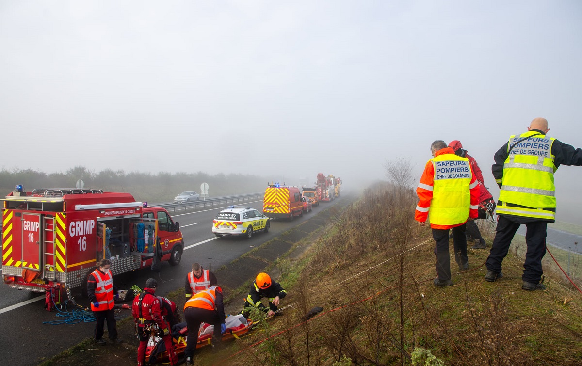 Șofer român de TIR scos după 4 ore din cabina căzută într-o râpă și strivită, în Franța