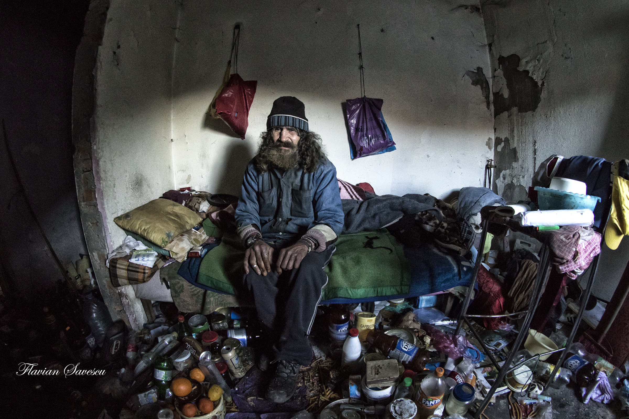 REPORTAJ/Povestea lui Juju, filosoful homeless din Anina: "Eu sunt fericit. Ştii cum a murit Tolstoi? Sărac. Şi în frig“|FOTO