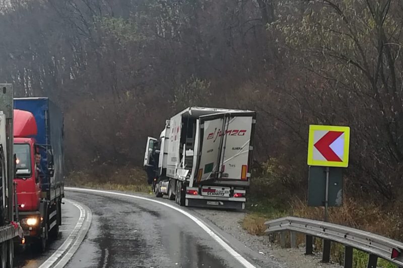 Accident pe DN1, în județul Sibiu. Un autocar cu peste 20 de pasageri s-a ciocnit de un camion