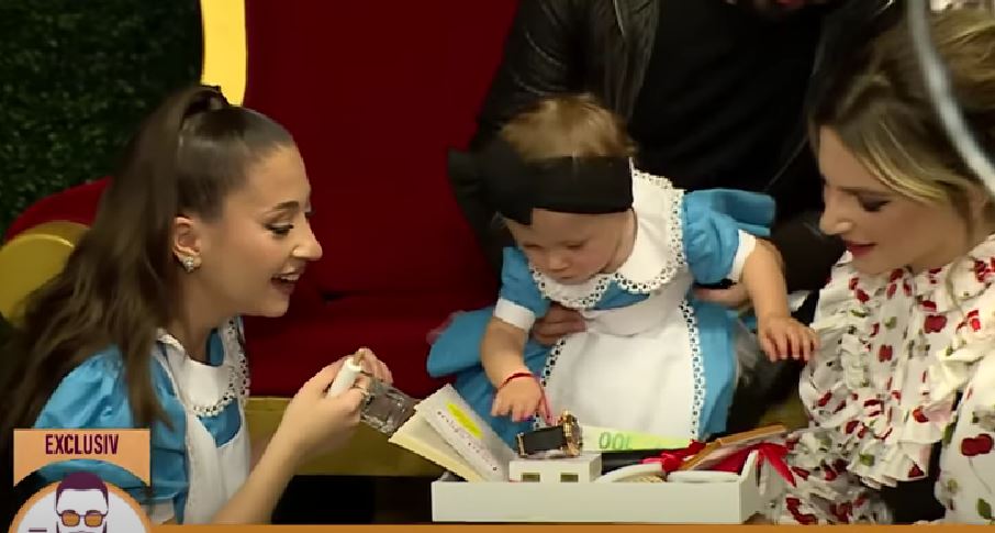 Nicole Cherry i-a rupt turta fiicei sale: „M-am ocupat foarte mult de petrecerea ei”. Ce obiecte a ales Anastasia de pe tavă