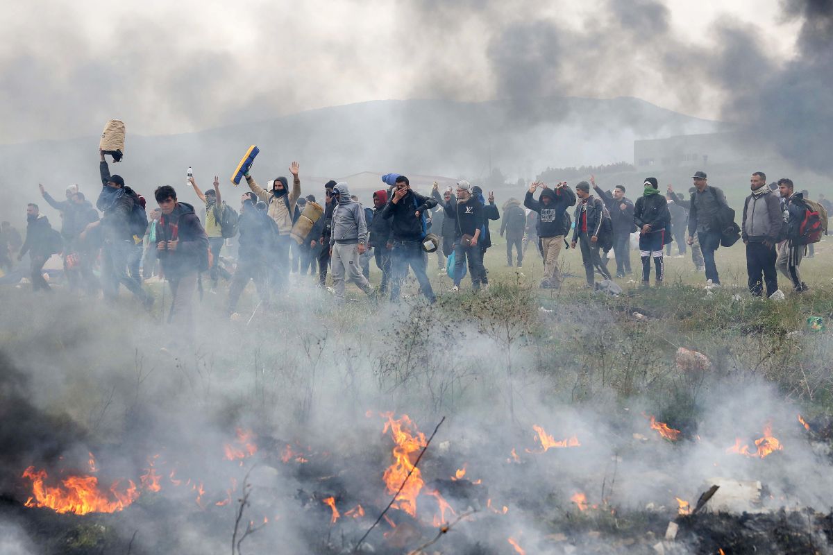 FOTO | Violențe în taberele de imigranți din nordul Greciei! Poliția a intervenit pentru a-i opri pe refugiați să treacă în Macedonia de Nord