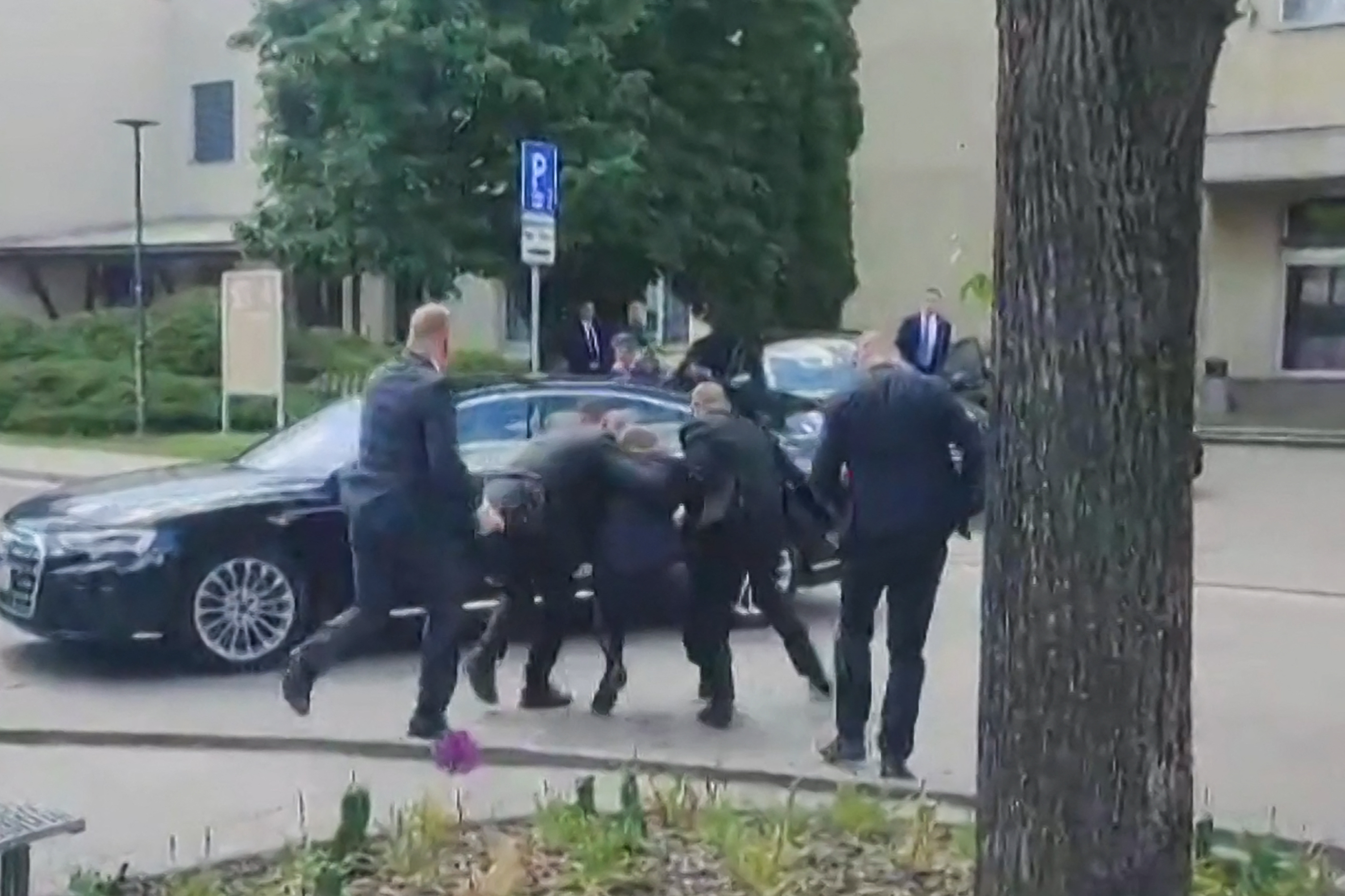 Premierul slovac Robert Fico a fost împușcat. Liderul de la Bratislava, operat de urgență. Vicepremierul slovac: „Va supraviețui”. VIDEO