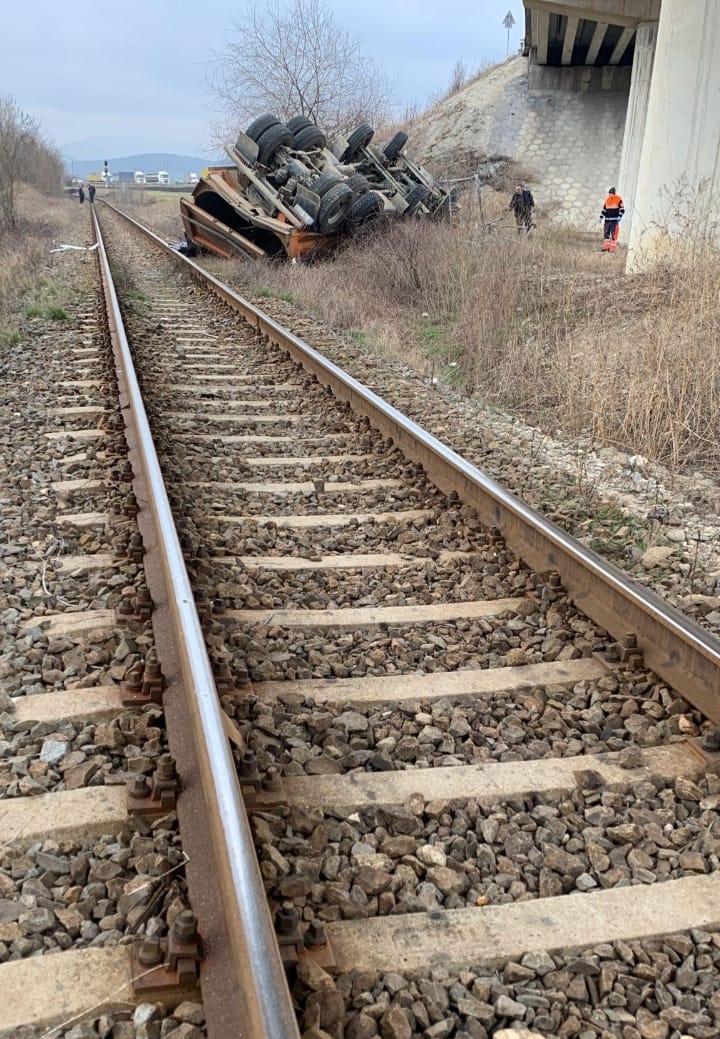 Accidentul cu trei morți de la Avrig a fost filmat. Momentul în care basculanta strivește un autoturism și apoi cade de pe viaduct | VIDEO