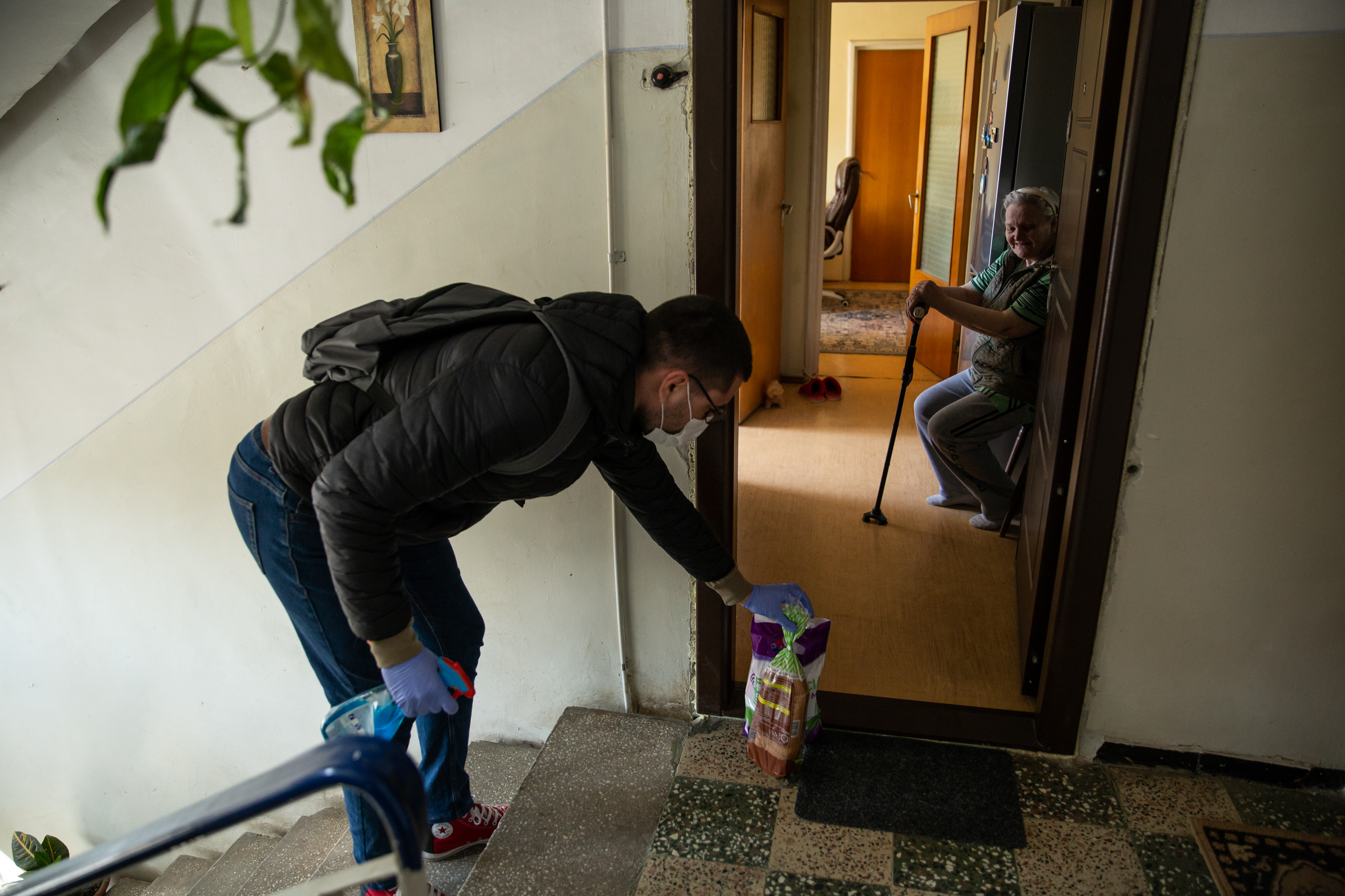 “Ne e teamă, dar ce să facem?”. Vânzători, voluntari și angajați de la salubrizare au ținut societatea funcțională în timpul pandemiei (II)