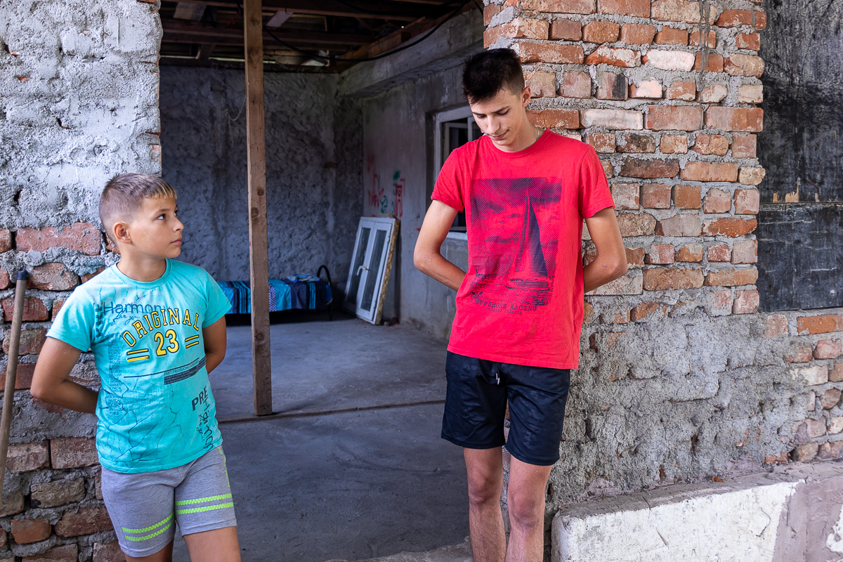 La 19 ani, abandonat de părinţi, Cristi pune pâinea pe masă şi îşi creşte fratele mai mic! “Mama ne-a luat şi televizorul când a plecat”