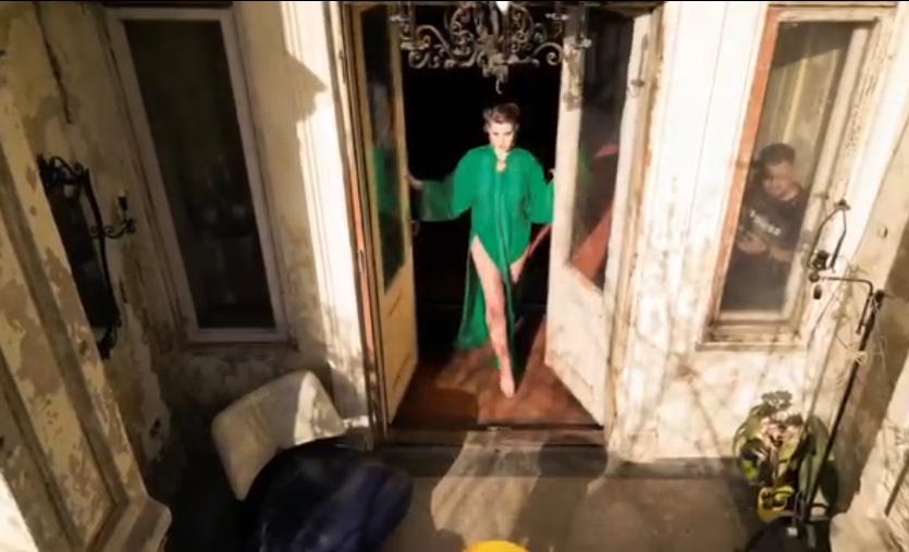 Imagini noi din casa istorică a Iuliei Albu. Îmbrăcată într-o rochie decupată, vedeta a arătat zidurile scorojite și instalația refăcută
