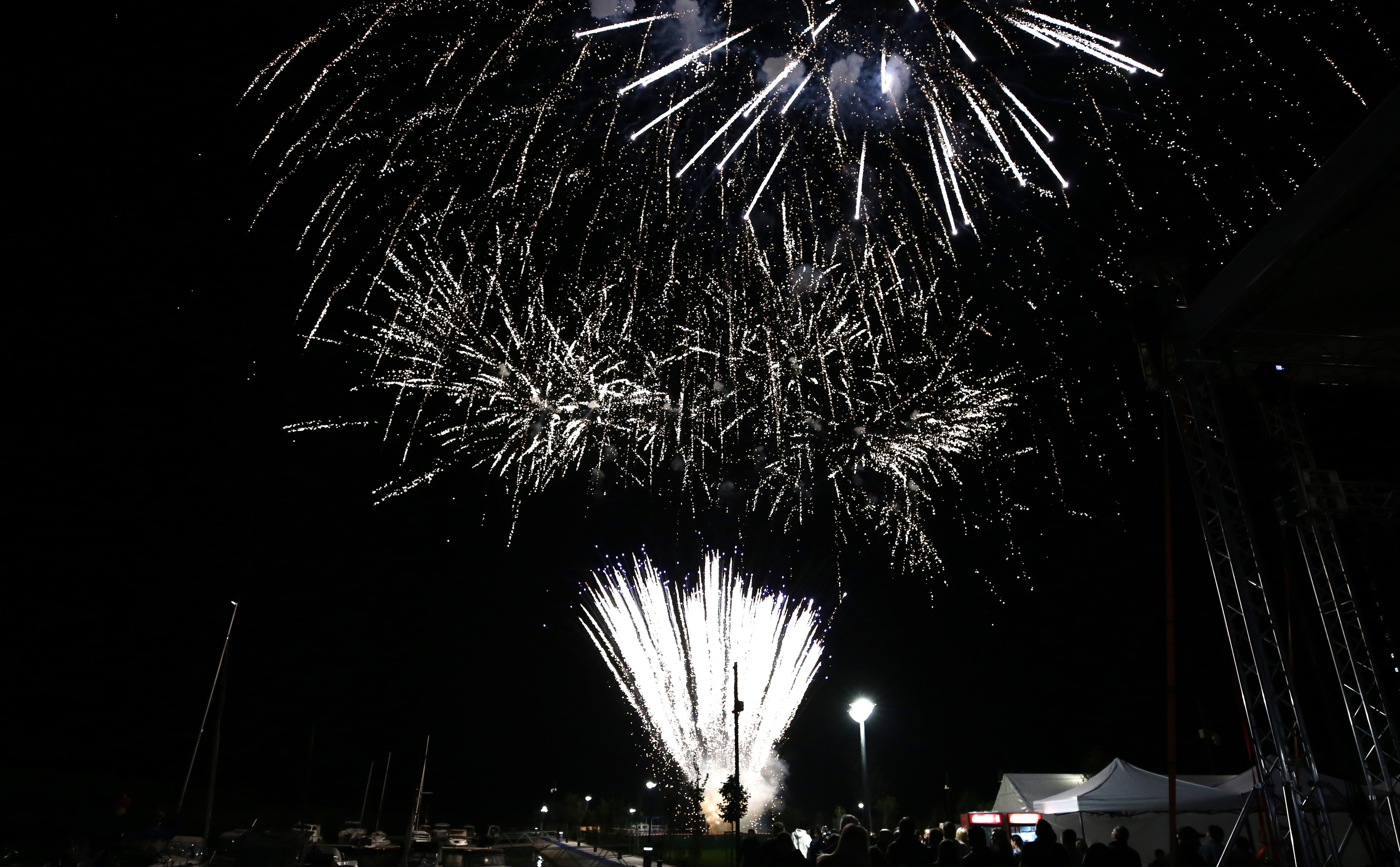 Seară latino la Festivalul Borșului Lipovenesc din Jurilovca. Concertul Gipsy Kings s-a prelungit cu un spectaculos foc de artificii: „România, I love you!” | FOTO REPORTAJ