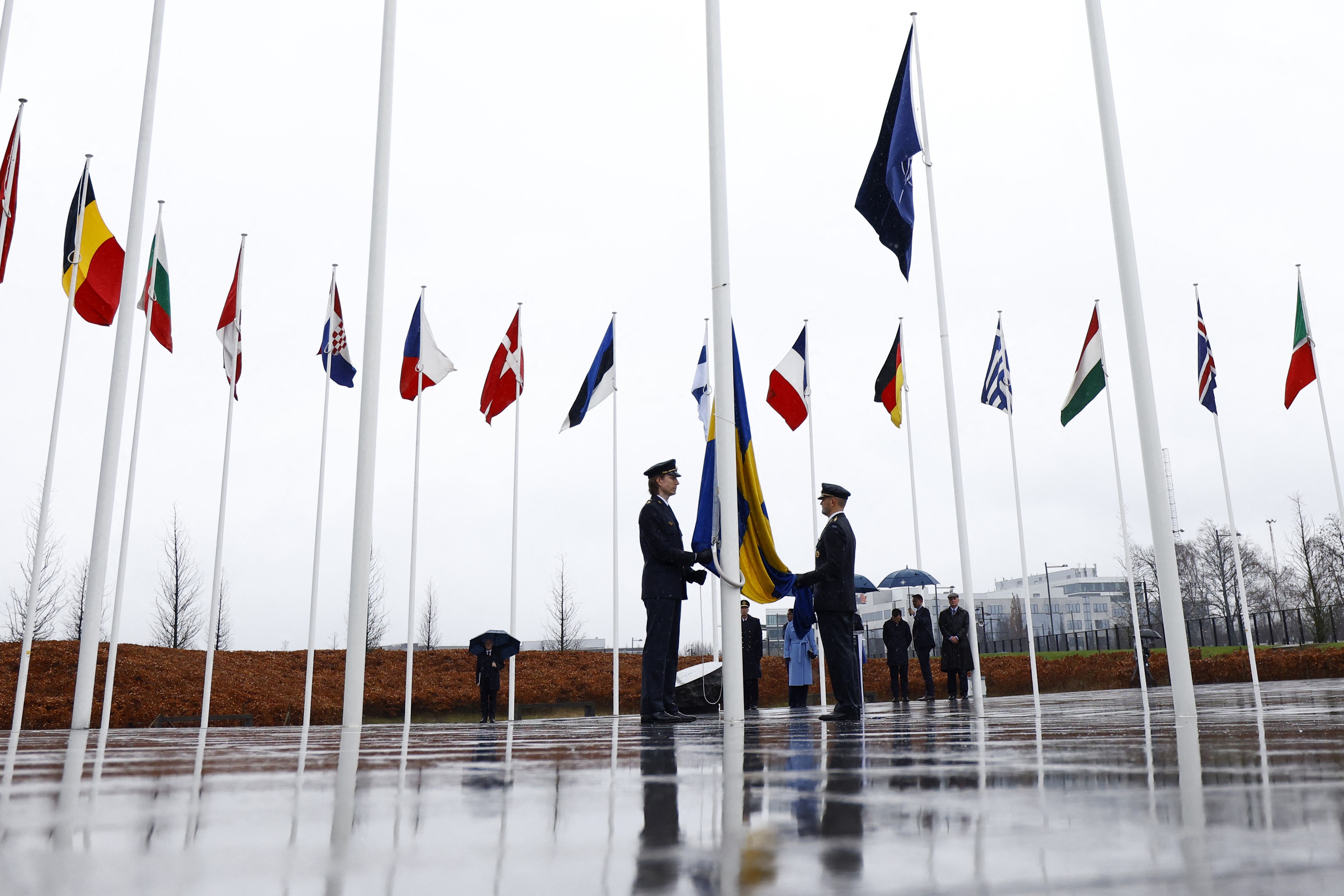 Steagul Suediei, arborat la sediul NATO. Jens Stoltenberg: „Putin a eșuat. NATO este mai mare şi mai puternică”