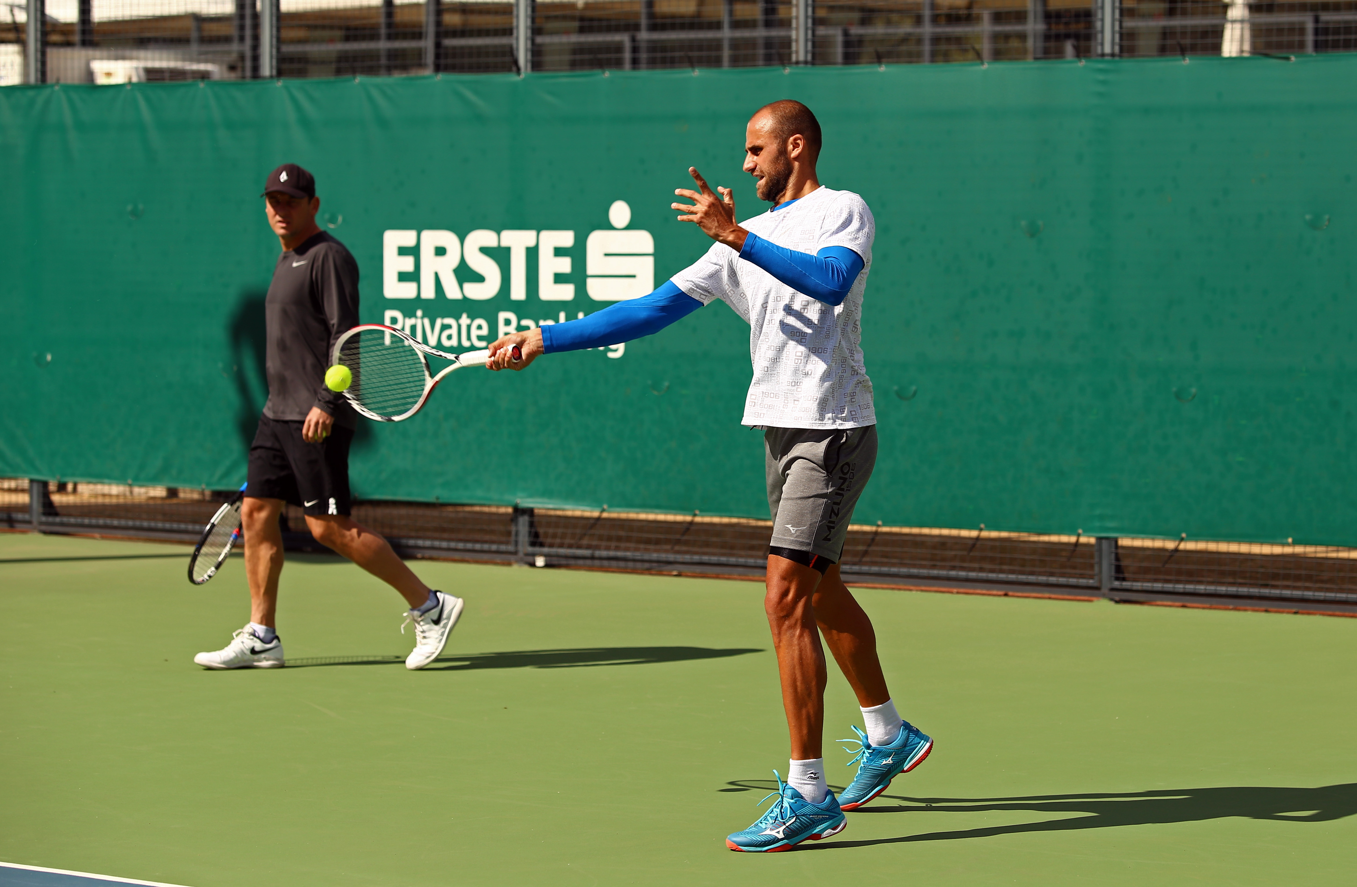Marius Copil, bătut de Roger Federer în finala de la Basel. A încheiat cu o înfrângere demnă campania glorioasă