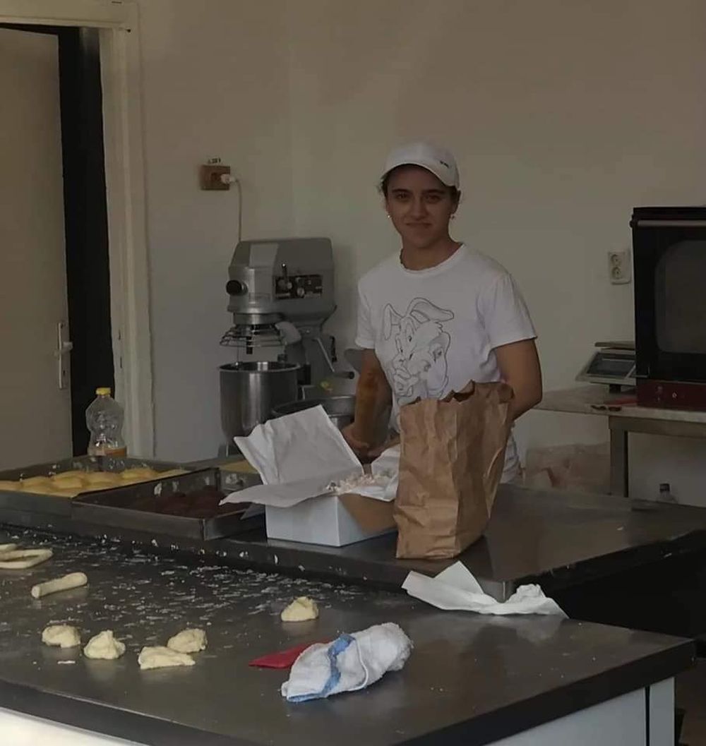 Proprietarul unei patiserii din Brăila lasă seara pungi cu produse în faţa magazinului: „Dacă îţi este foame, servește-te!”