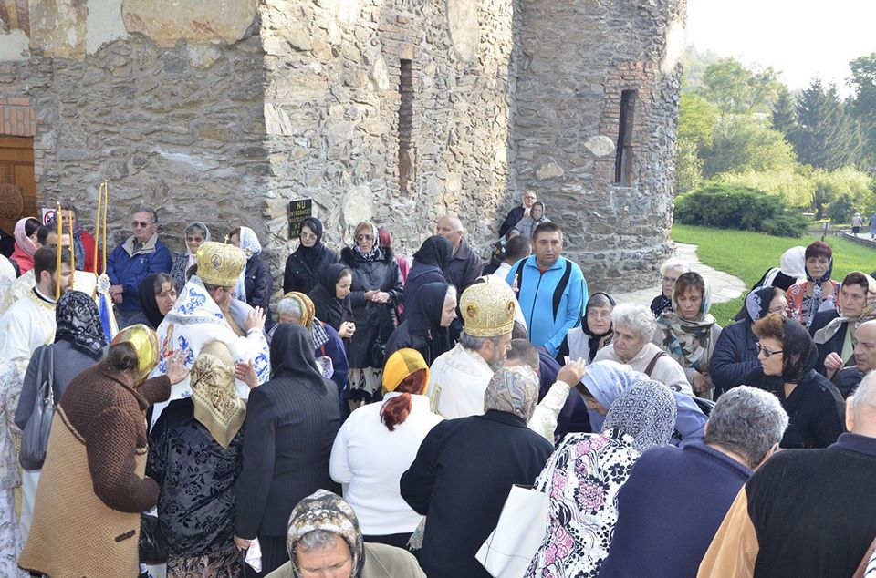 Slujbă impresionantă la Prislop! Pelerinii s-au adunat, din nou, în număr mare la mormântul părintelui Arsenie Boca