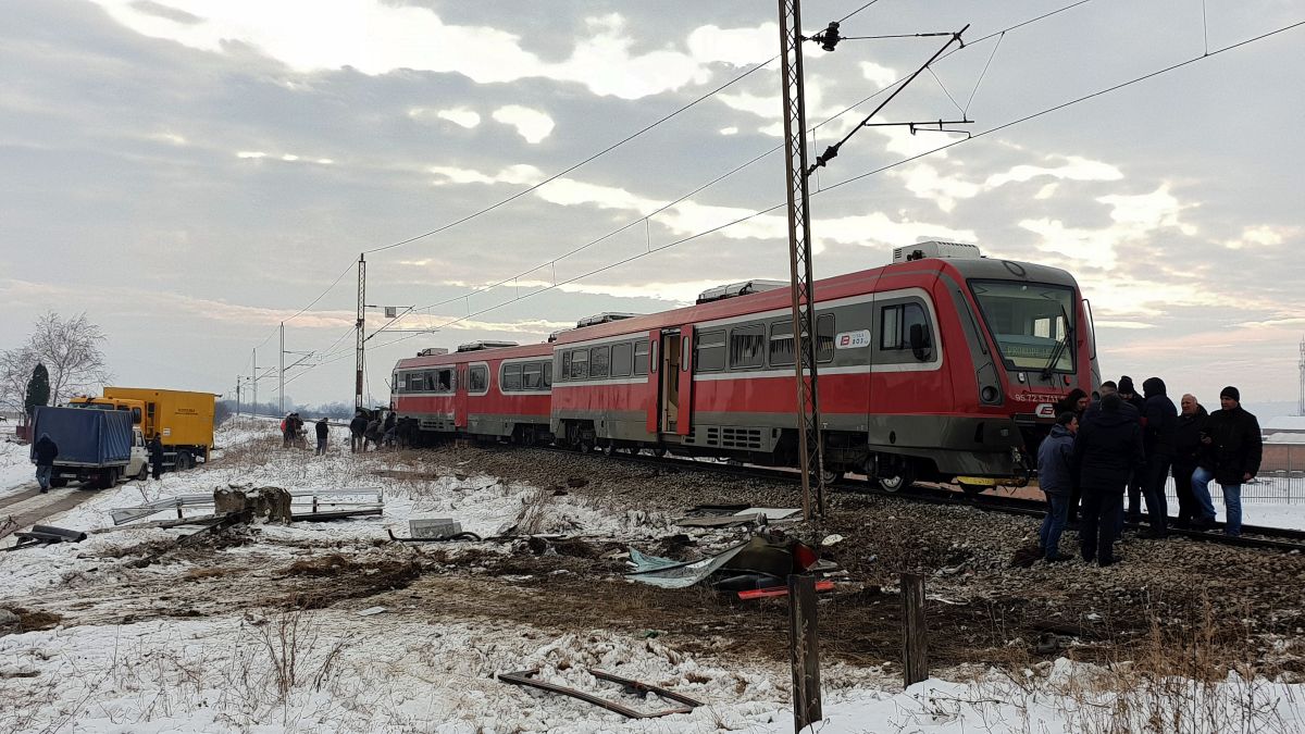 Cinci persoane au murit într-un accident feroviar în Serbia. Un autocar cu elevi a fost pur și simplu rupt în două de un tren