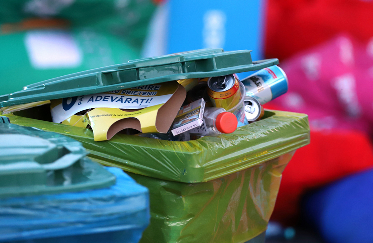 O altă față a programului de garanție-reciclare. Alergând după PET-uri prin București: „Nu dau în cap, nu tâlhăresc, sunt bani munciți! Scot un milion, un milion jumate pe zi”