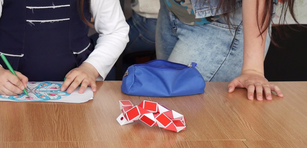VIDEO/ Programele de afterschool, o soluție pentru copiii singuri acasă. Centrul „Salvați Copiii” are grijă de 10 ani de „orfanii albi”