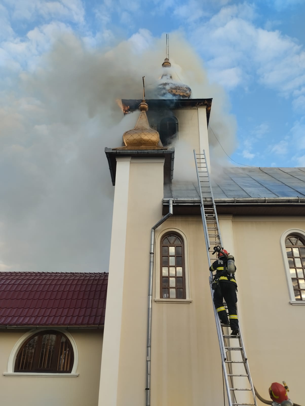 Incendiu la biserica din Crăciunești, Maramureș. Focul a izbucnit la turla lăcașului de cult