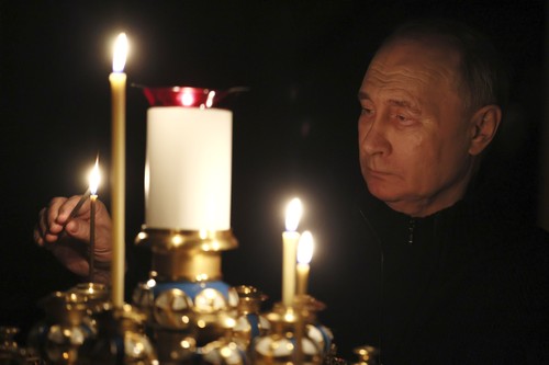 Putin, filmat când aprinde o lumânare în biserică, la două zile de la atac. Imaginile, publicate de Kremlin | VIDEO