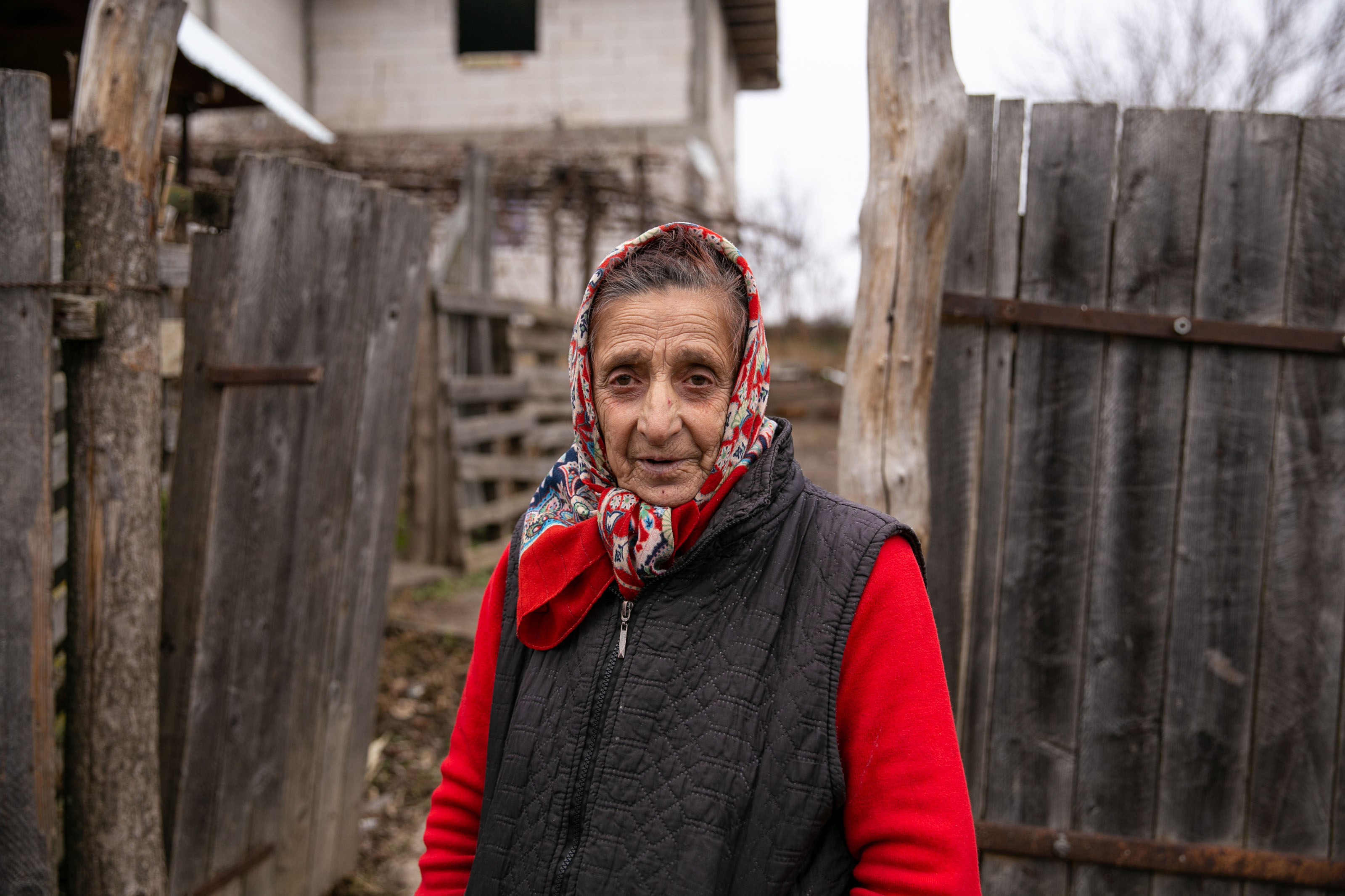 Povestea din spatele fotografiei cu copiii duși cu căruța la școală: puștii stau fără părinți, școala nu-i ajută cu microbuzul, iar unchiul se descurcă cum poate