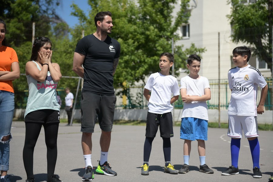 GALERIE FOTO / Roman Bürki, portar la Borussia Dortmund, a fost în România pentru a-i ajuta pe copiii români