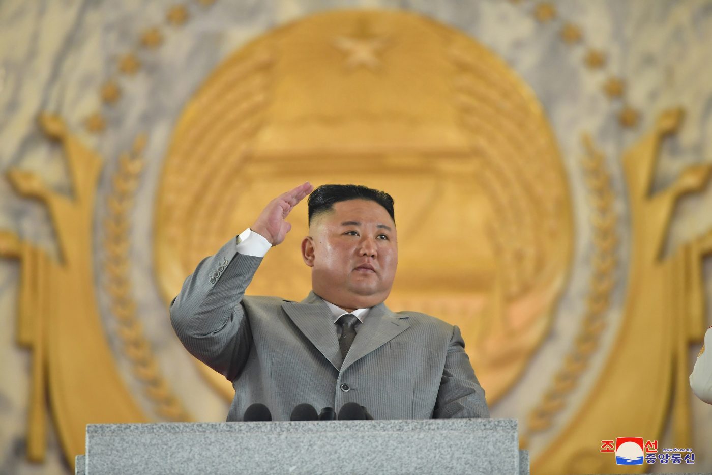 Paradă militară cu surprize în Coreea de Nord. Kim Jong-un a prezentat o rachetă balistică uriașă