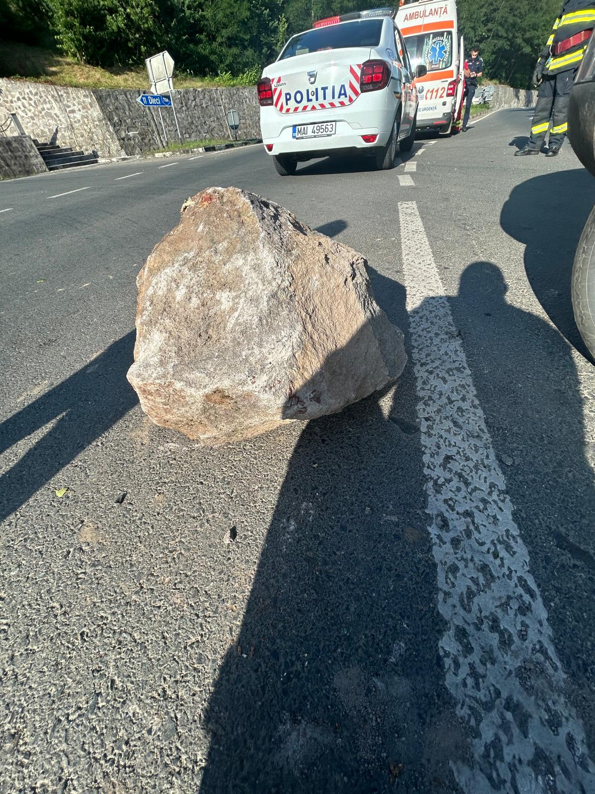 Consilier judeţean din Arad, rănit grav după ce mașina lui a fost lovită de un bolovan care a căzut de pe versant