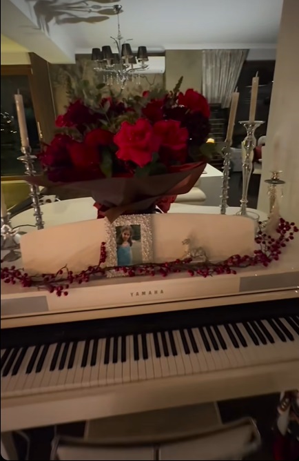 Imagini din casa Andreei Marin, decorată de Crăciun. În sufragerie are mai mulți brazi împodobiți, iar masa festivă e gata
