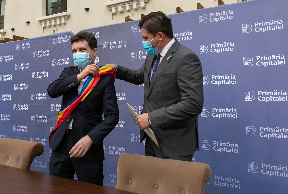 REPORTAJ | Prima zi cu Nicușor. “Nu ne-am luptat pentru jucării”. Primarul Bucureștiului a citat din Avram Iancu și s-a retras la discuții cu Ludovic Orban