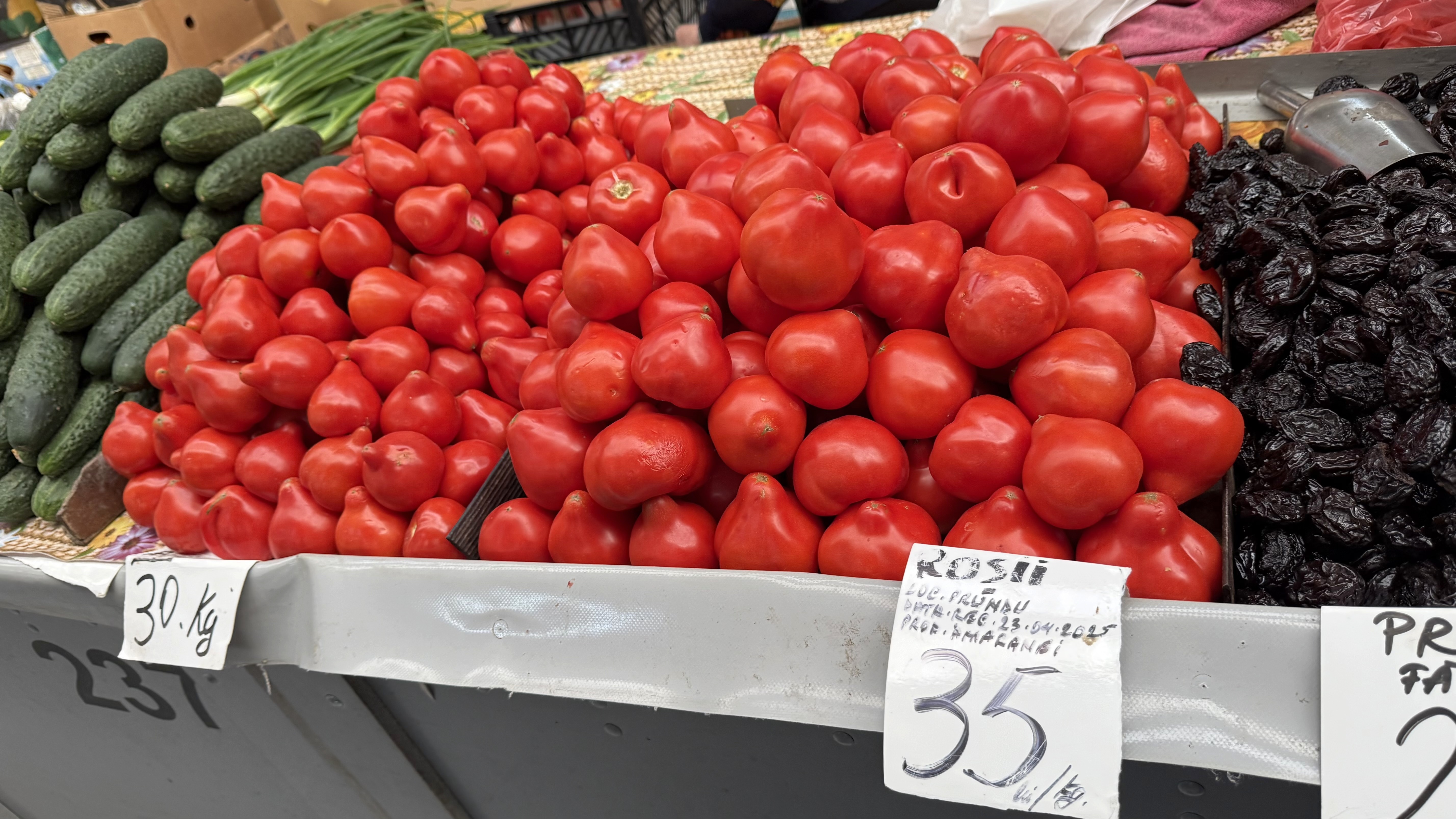 Cât costă roșiile românești în piață? „Cu banii ăștia mănânci carne o săptămână! Mai așteptăm, că vara-i lungă”
