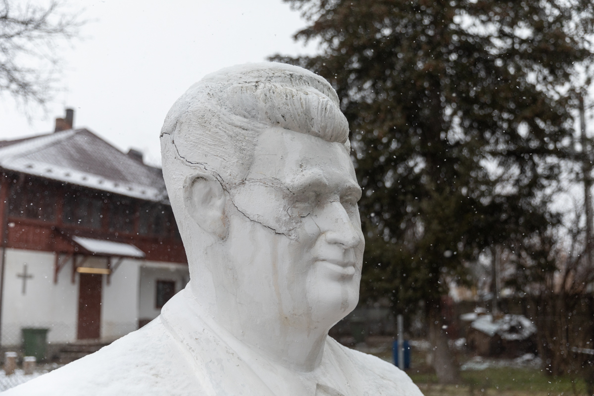 Acasă la Nicolae Ceaușescu, în Scornicești, de ziua fostului dictator. Ode, regrete și un oraș abandonat de oamenii plecați la muncă în afară