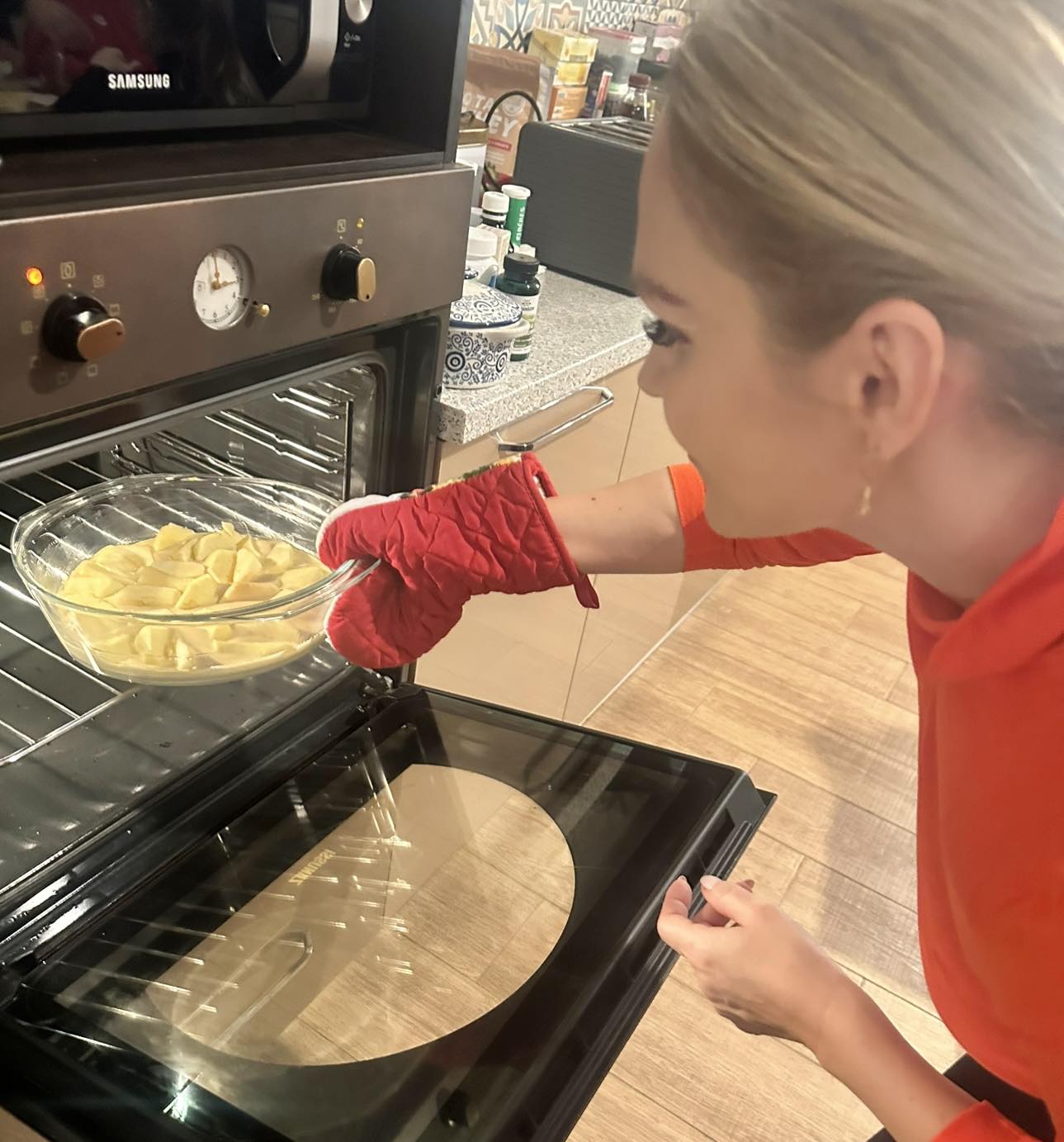 Imagini din casa în care locuiește Gabriela Firea. Unde și-a amenajat locul de rugăciune