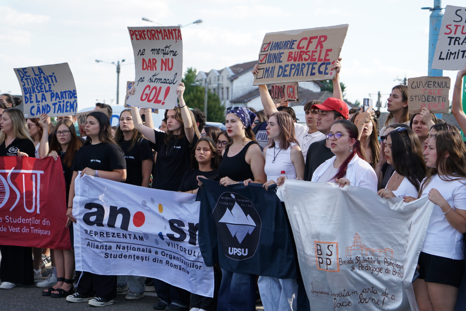 Daniel David îi sfătuiește pe studenții care protestează față de tăierile burselor să-și ia un job part-time: „Noi nu avem cultura asta”