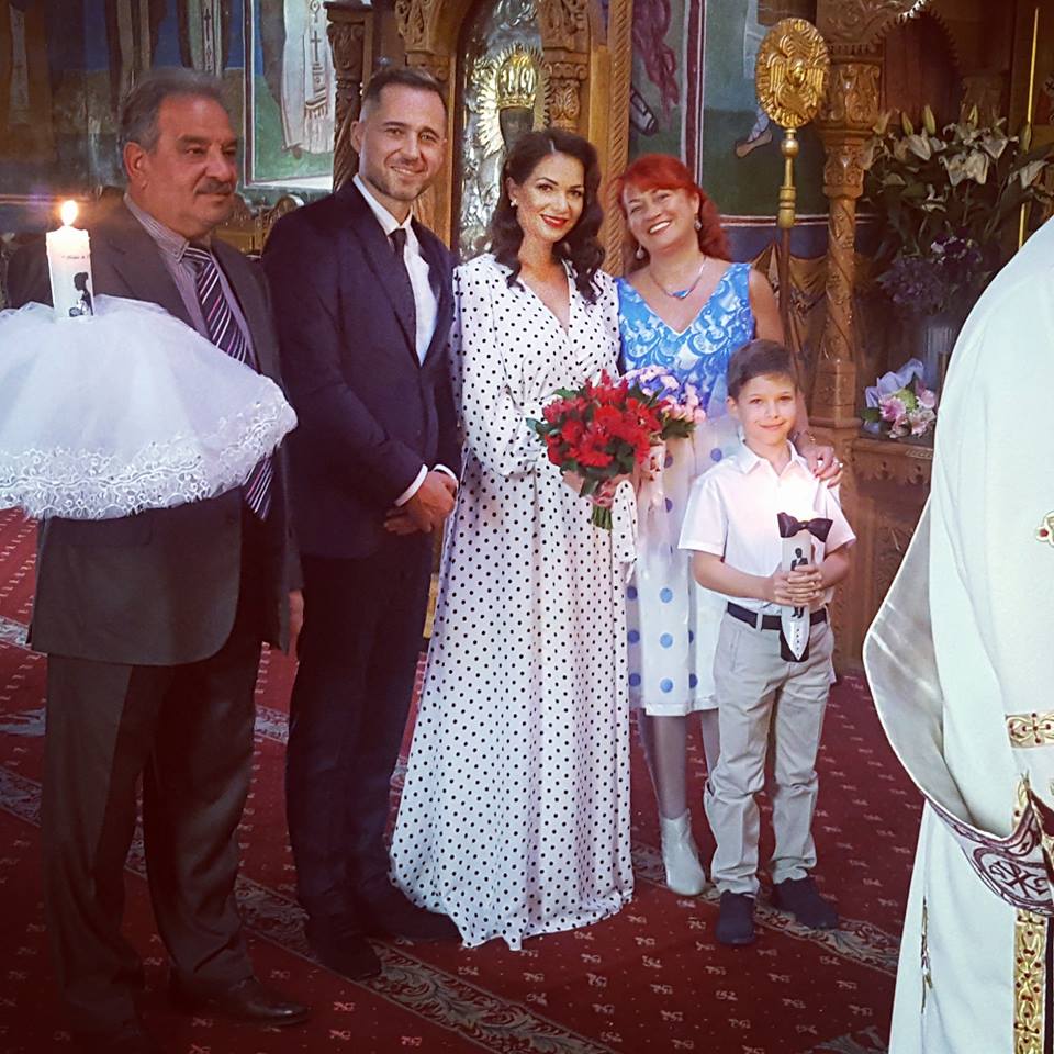 Ce frumoși au fost Deea și Dinu Maxer în ziua în care și-au sfințit verighetele. Imagini de vis din biserică | FOTO