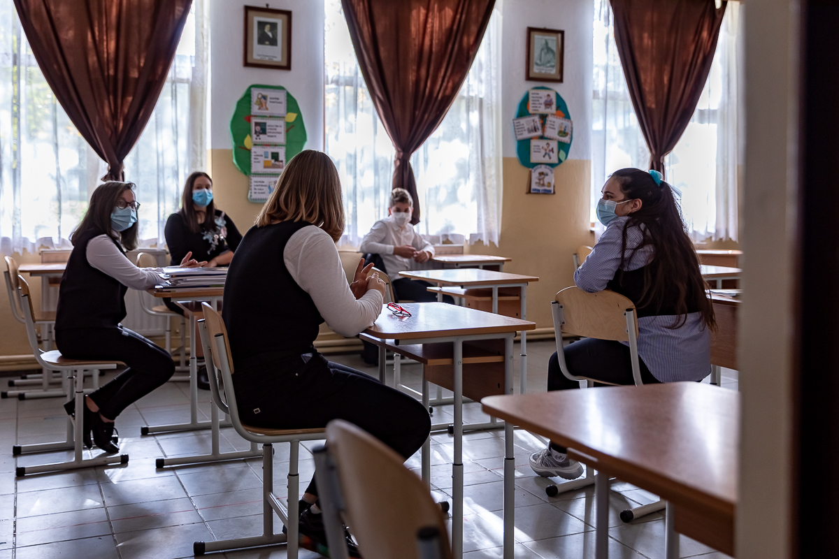 Reportaj. “Mi-e dor să ies la tablă”. Dascăl la sat înseamnă să fii şi agent sanitar, şi asistent social, şi un pic detectiv