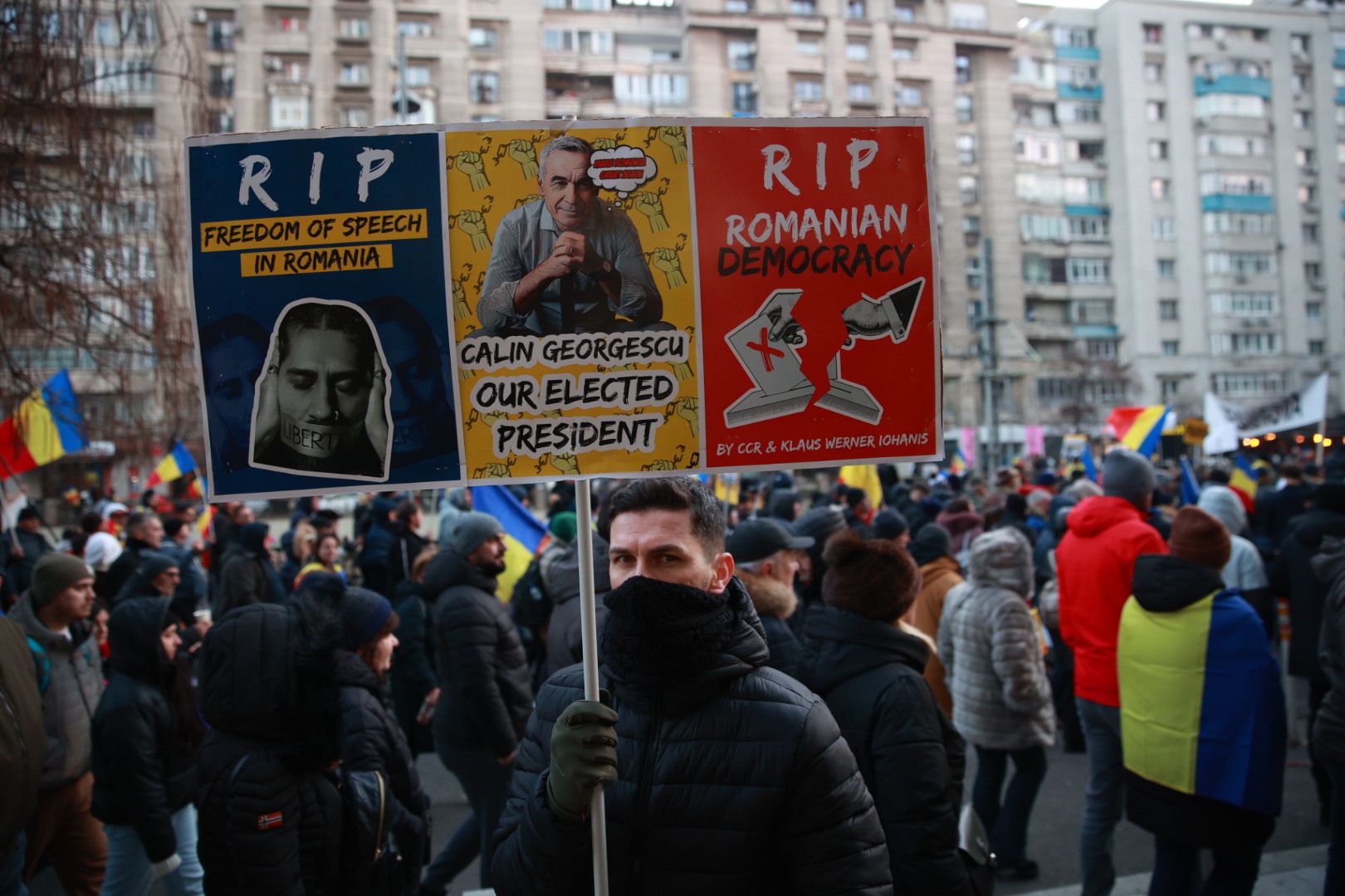 LIVE TEXT: Zeci de mii de oameni la protestul organizat de AUR în București. Mai mulți protestatari aveau asupra lor cuţite, bricege și substanţe interzise