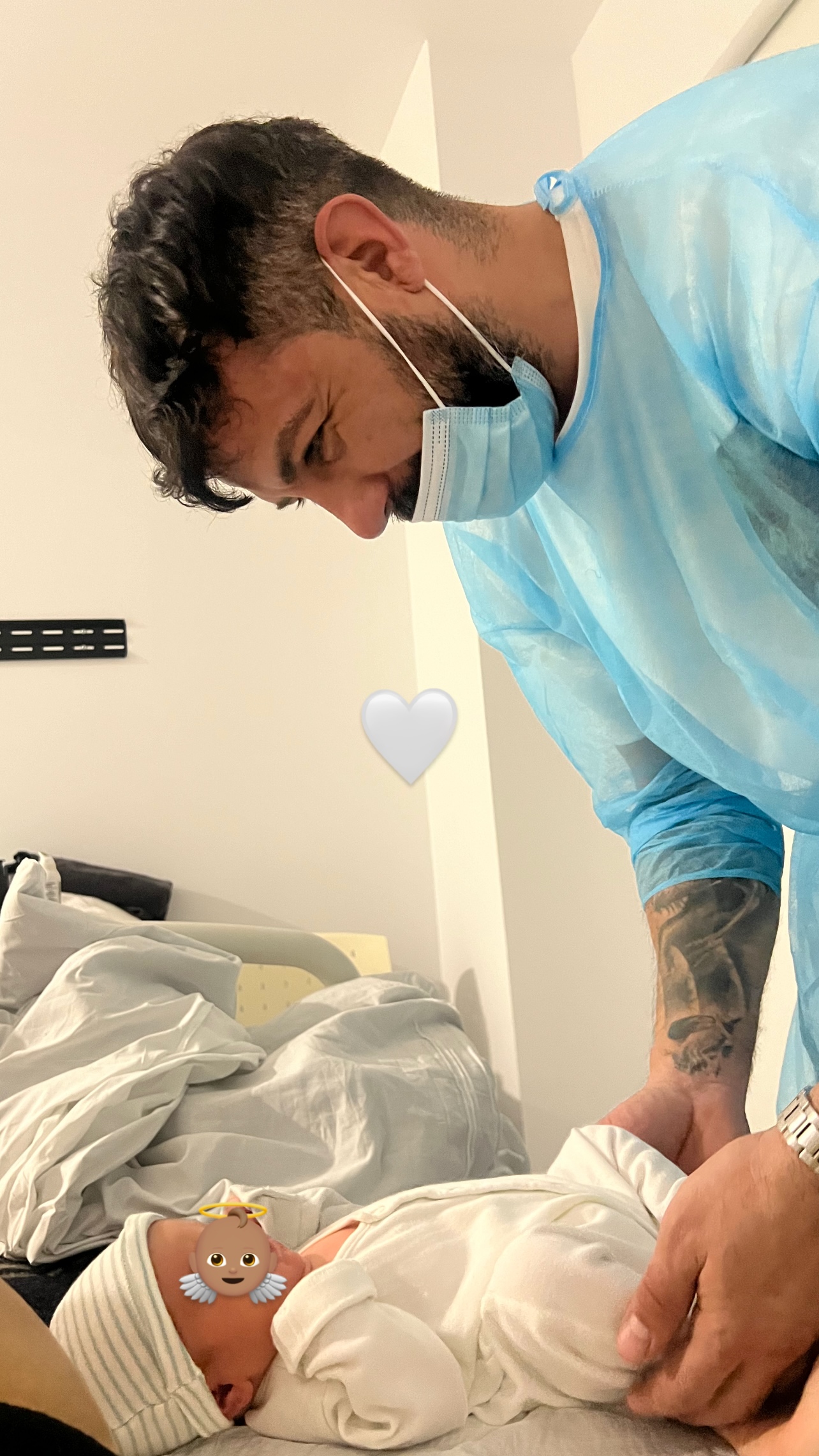 Fotbalistul român și iubita lui celebră au devenit părinți: Prima imagine cu bebelușul. Anunțaseră sarcina la o zi după ce s-au căsătorit
