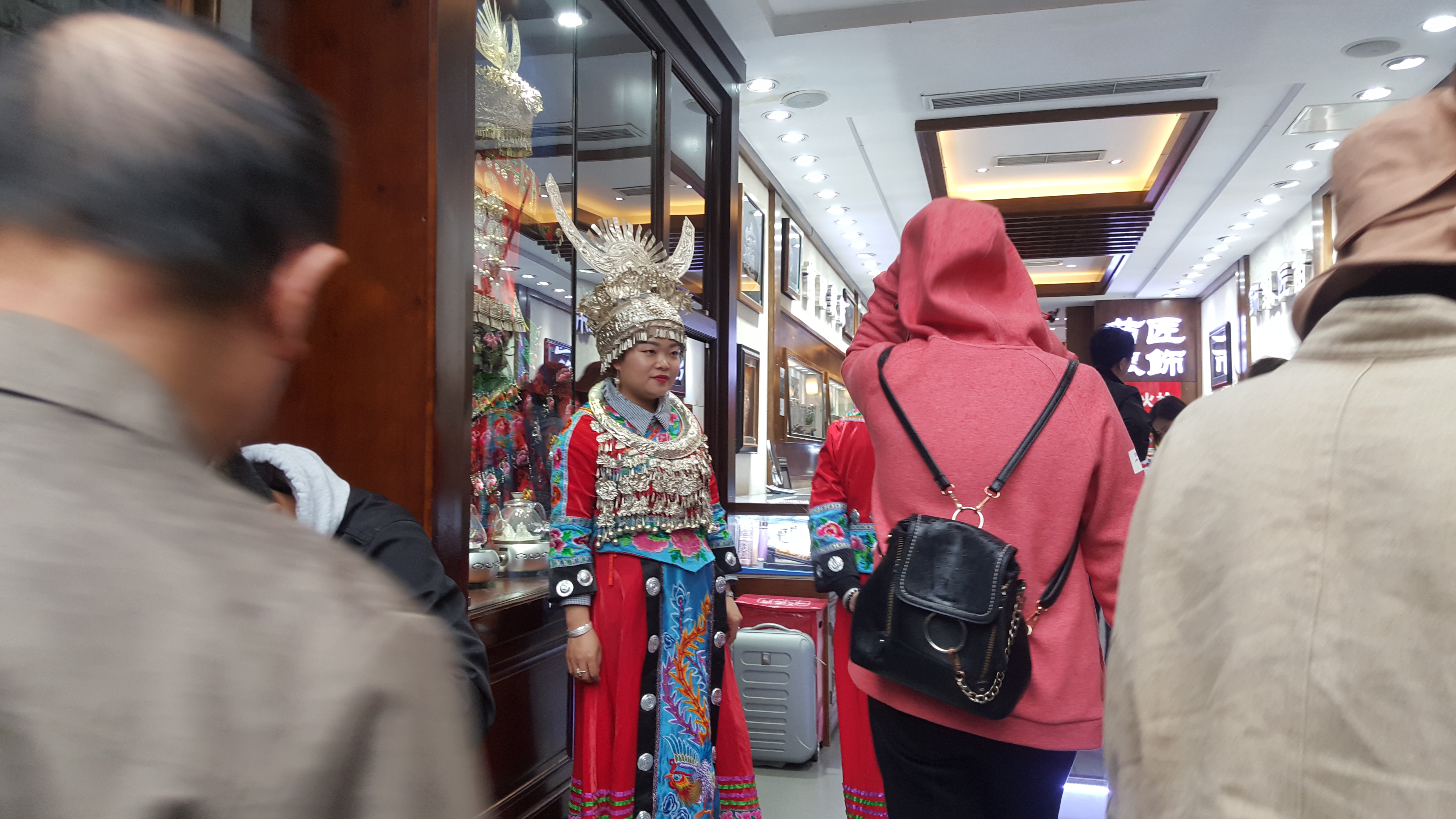 CORESPONDENȚĂ DIN SICHUAN și BEIJING, ULTIMUL CAPITOL | Scriitoarea Doina Ruști, despre plimbarea pe strada unuia dintre cei mai importanți poeți chinezi și excursia la Marele Zid