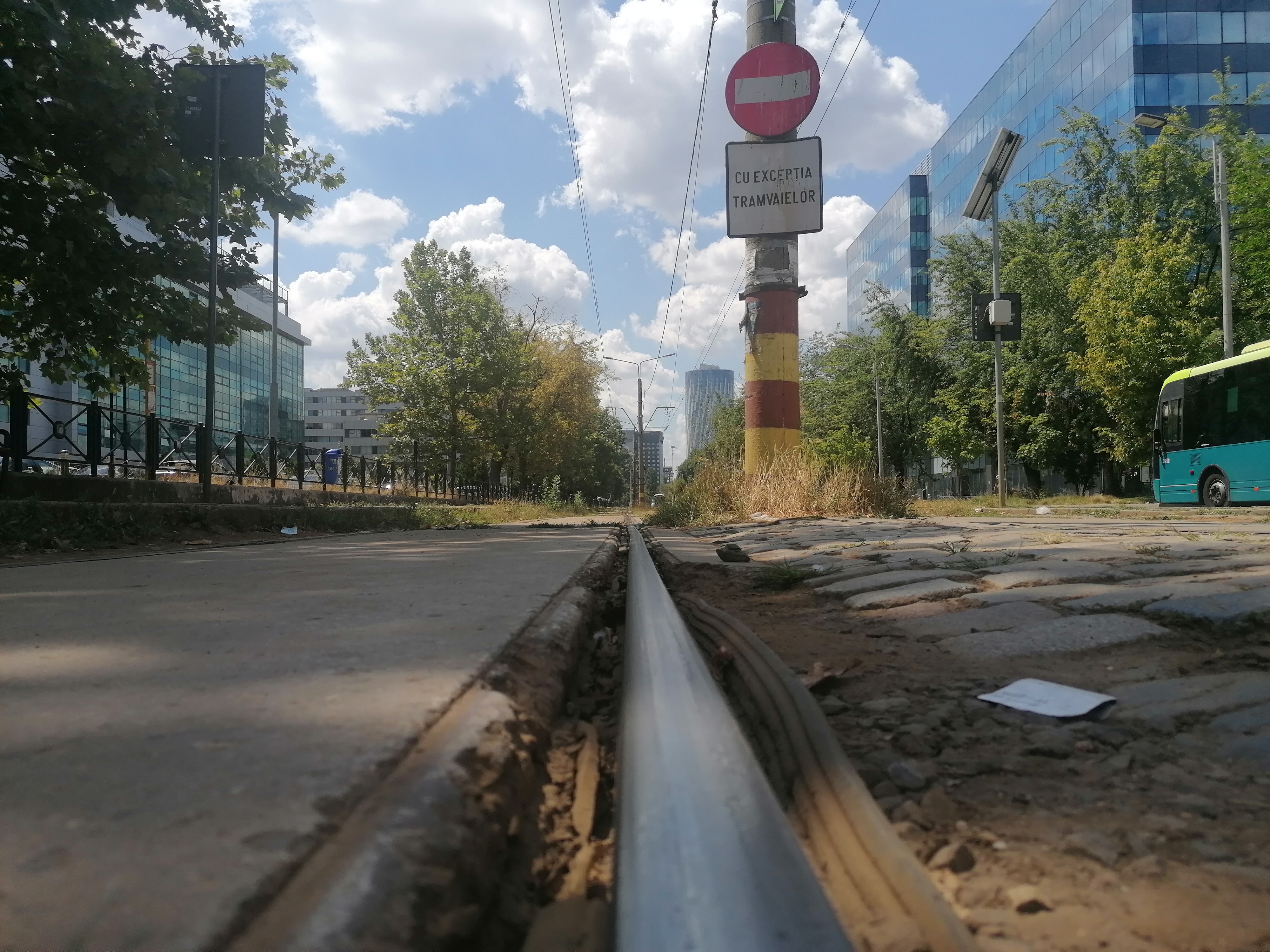 Gropi, șine rupte și segmente lipsă. Imagini cu liniile de tramvai care îi înspăimântă pe bucureștenii care vin la muncă în Pipera: „Mai bine cobor cu două stații înainte”