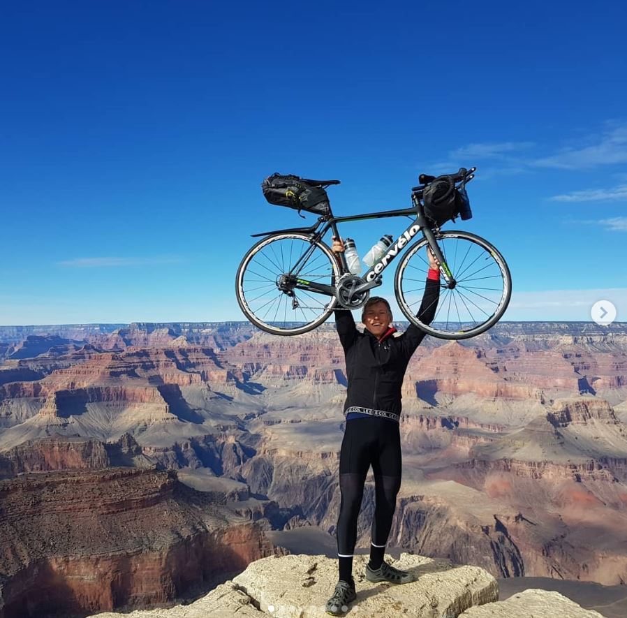 FOTO | Un student britanic de 18 ani a devenit cea mai tânără persoană care a făcut înconjurul lumii pe bicicletă