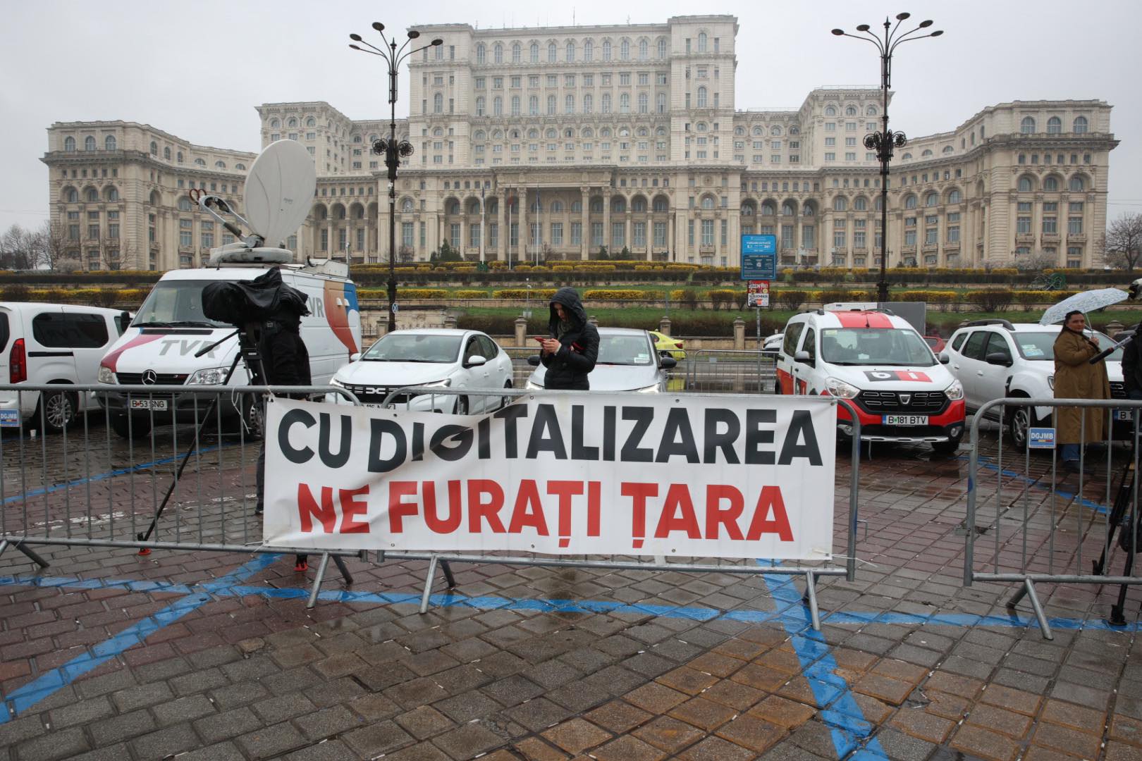 Taximetriștii continuă protestele în Piața Constituției din București. Cer în continuare fiscalizarea Uber și Bolt